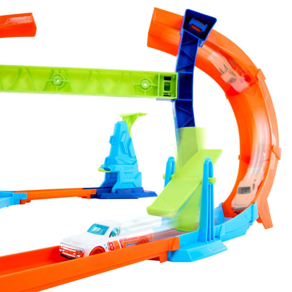 mattel Hot Wheels Stunt Tracks Corkscrew Jump Champion Track Set & 1:64 Scale Toy Car Speed Snap Track