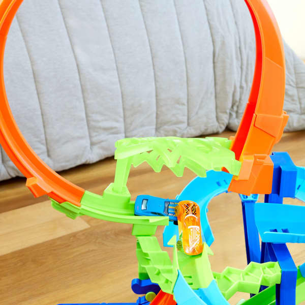 Mattel Hot Wheels Stunt Tracks Mid-Air Crash Playset With 1:64 Scale Die-Cast Toy Car & Motorized Booster