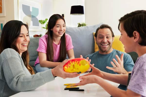 mattel Pictionary Pic-Tato Hot Potato Game Talks And Plays Music Family Game For Kids Adults And Game Night