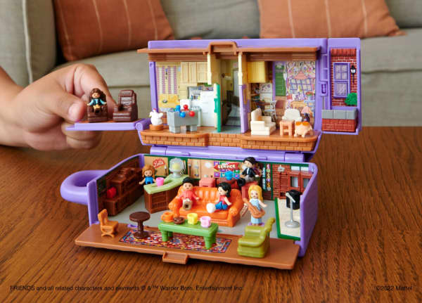 mattel Polly Pocket Friends Compact Playset With 6 Character Dolls & 9 Accessories Coffee Cup Exterior