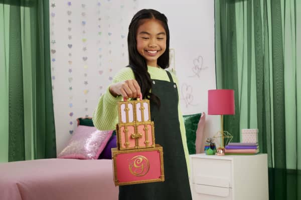 mattel Universal Pictures’ Wicked Glinda's Glamorous Closet 2 Unique Looks Surprises & 13 Accessories