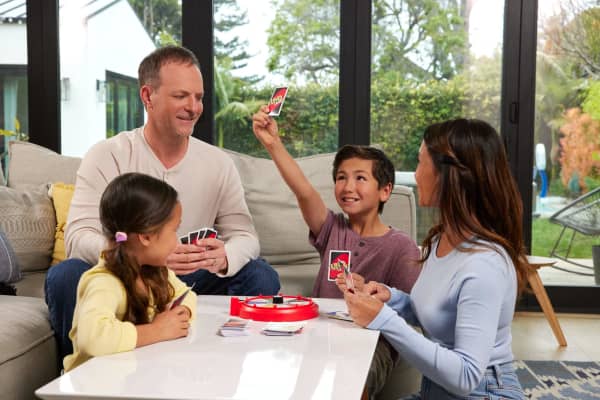 mattel UNO Spin Card Game For Kid Adult & Family Nights Classic Play With Spinner