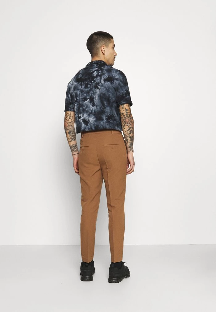 Mennace Mennace AFTERMATH TAPERED SUIT TROUSER – Chinos – Light Brown