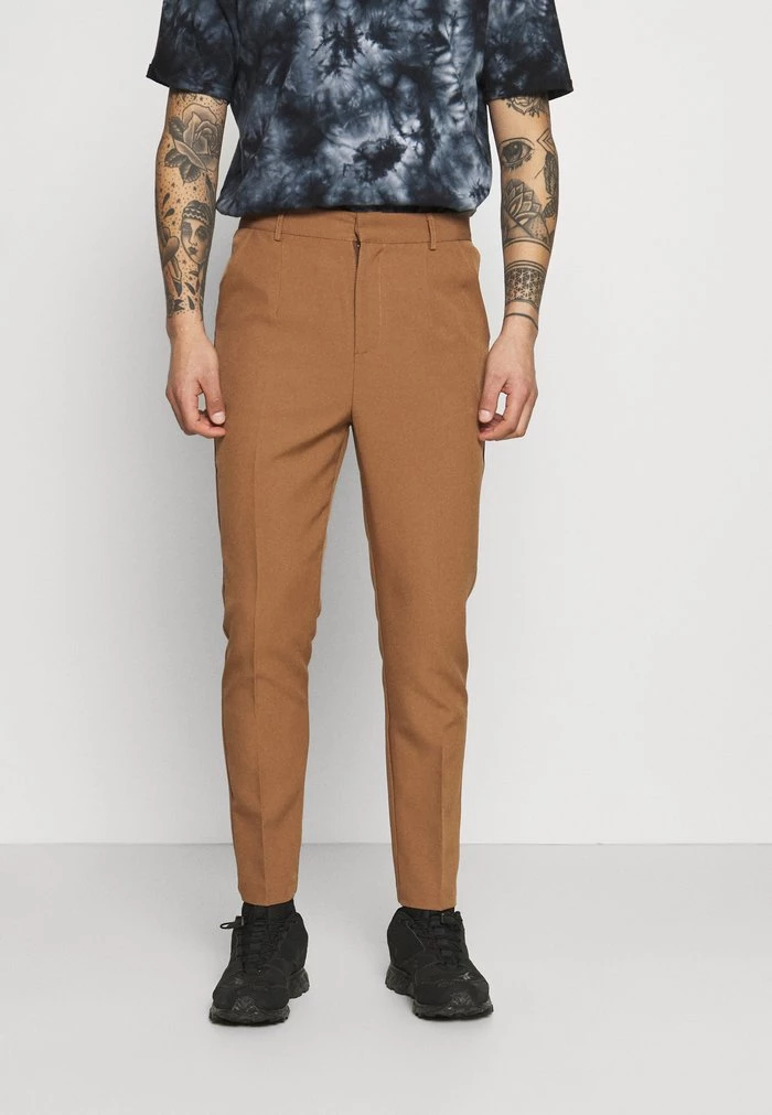 mennace Mennace AFTERMATH TAPERED SUIT TROUSER – Chinos – Light Brown