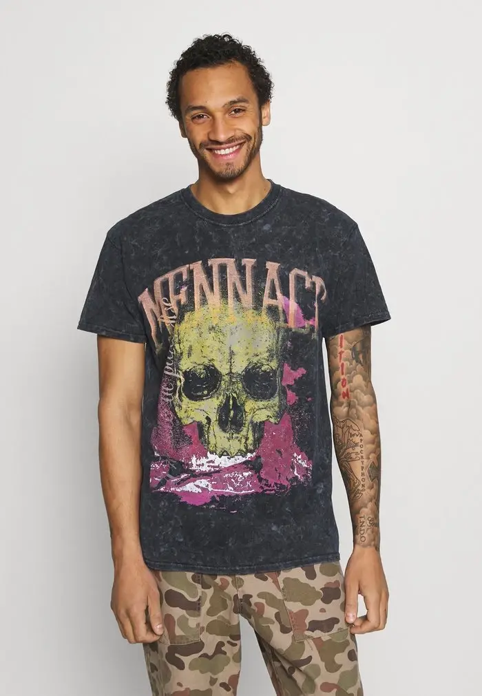 mennace MENNACE CHEMICAL FLAME SKULL – Print T-shirt – Black