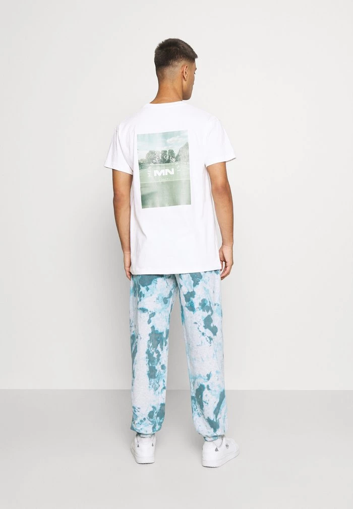 Mennace Mennace CLUB TENNIS COURT UNISEX – Print T-shirt – White