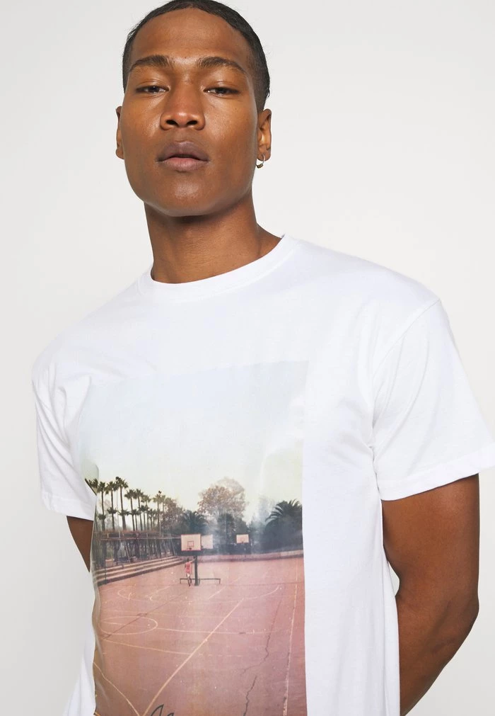 Mennace Mennace COURTSIDE BASKETBALL REGULAR – Print T-shirt – White