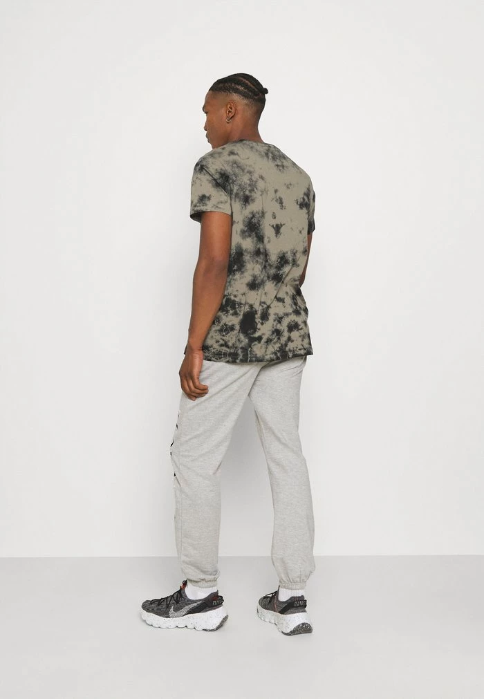 Mennace Mennace COURTSIDE – Tracksuit Bottoms – Light Grey