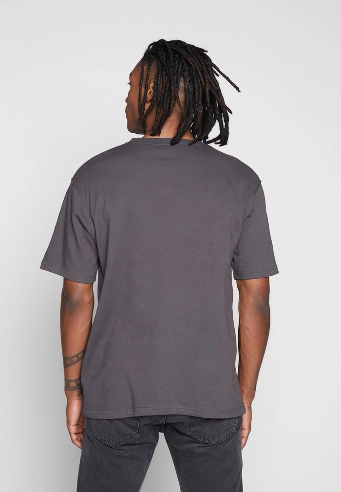 Mennace Mennace ESSENTIAL REGULAR RELAXED SIG TEE UNISEX – Basic T-shirt – Charcoal
