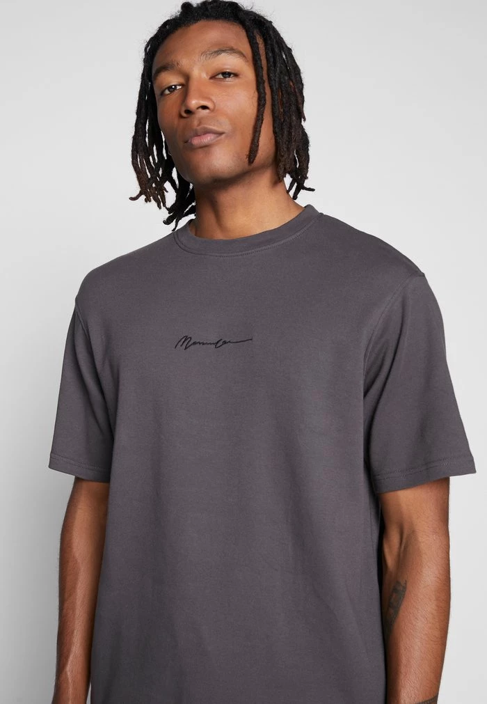 Mennace Mennace ESSENTIAL REGULAR RELAXED SIG TEE UNISEX – Basic T-shirt – Charcoal