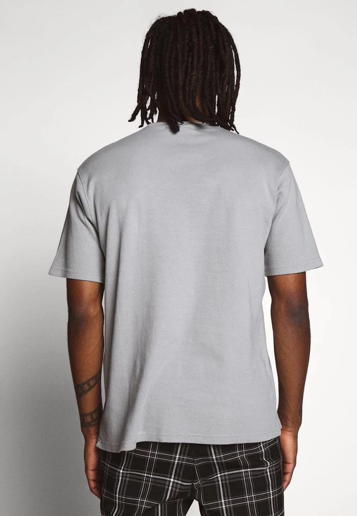 Mennace Mennace ESSENTIAL REGULAR RELAXED SIG TEE UNISEX – Basic T-shirt – Slate Grey