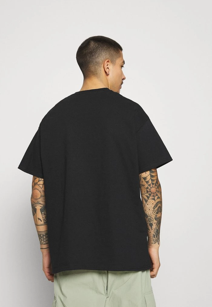 Mennace Mennace BURNING HOOP – Print T-shirt – Black