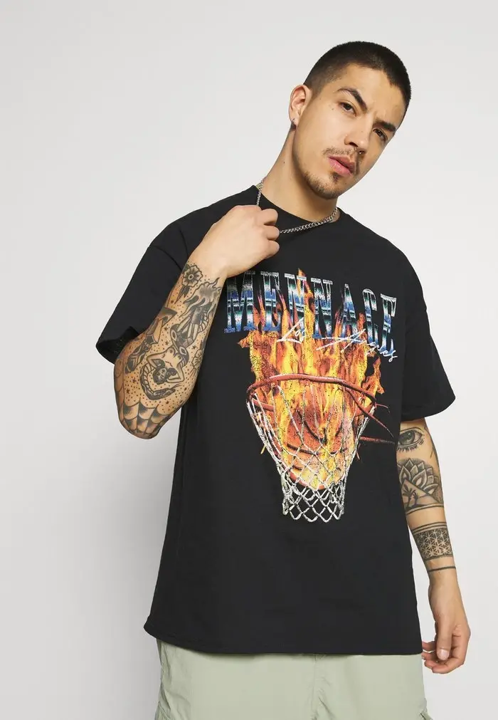 Mennace Mennace BURNING HOOP – Print T-shirt – Black