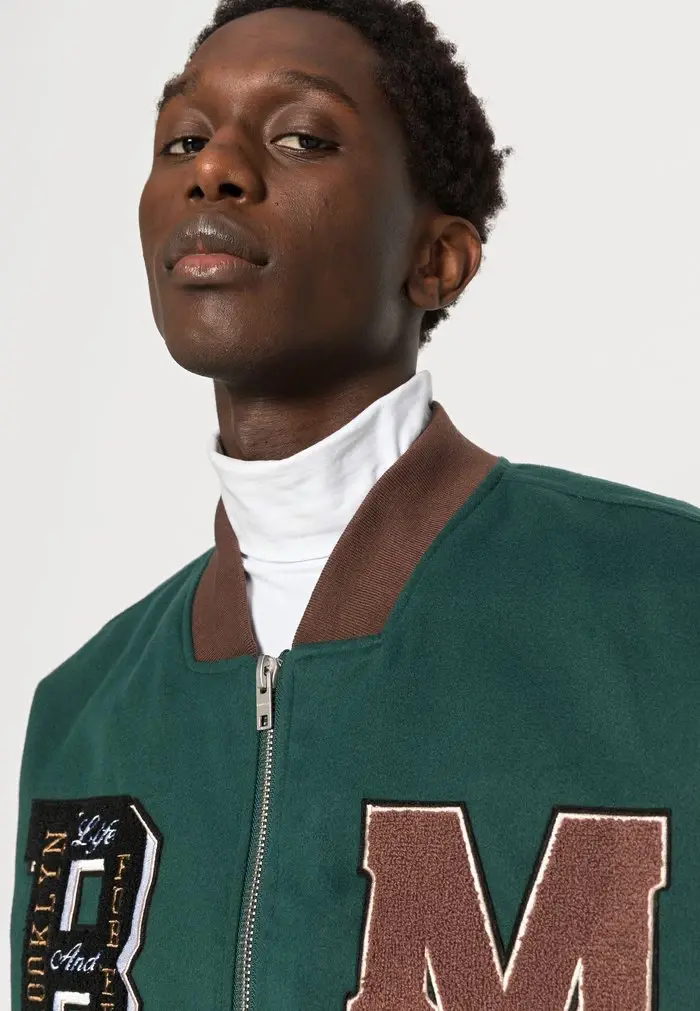 Mennace MENNACE MULTI BADGE MONOGRAM JACKET – Bomber Jacket – Green