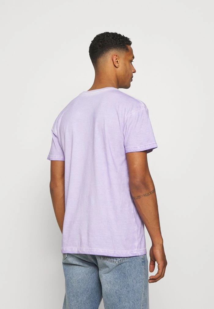 Mennace Mennace ON THE RUN TAB REGULAR – Print T-shirt – Lilac