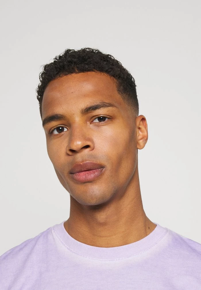 Mennace Mennace ON THE RUN TAB REGULAR – Print T-shirt – Lilac