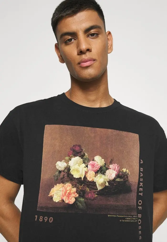 Mennace Mennace ROSEBOWL BASKET OF ROSES – Print T-shirt – Washed Black