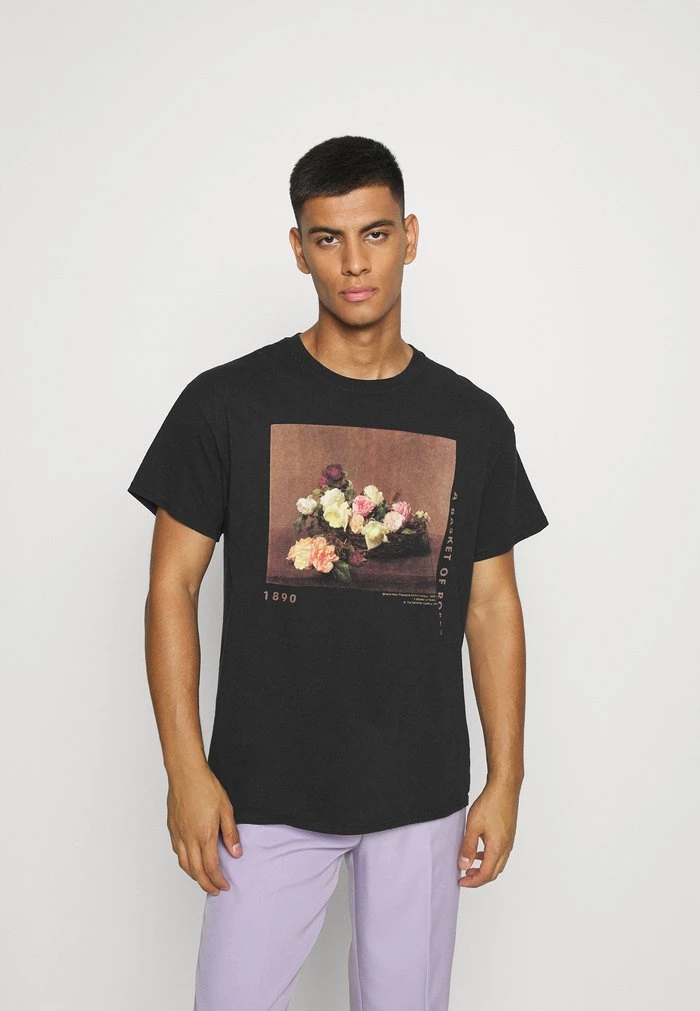mennace Mennace ROSEBOWL BASKET OF ROSES – Print T-shirt – Washed Black