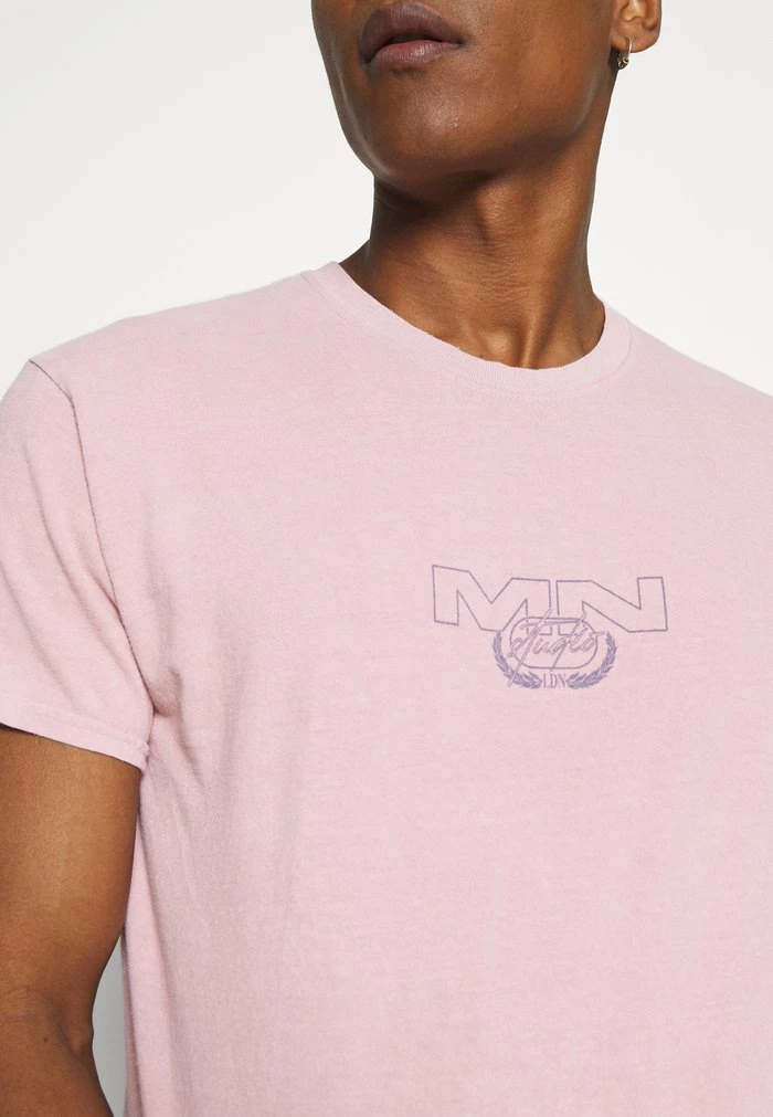 Mennace MENNACE TRACK GUIDE REGULAR – Print T-shirt – Pink