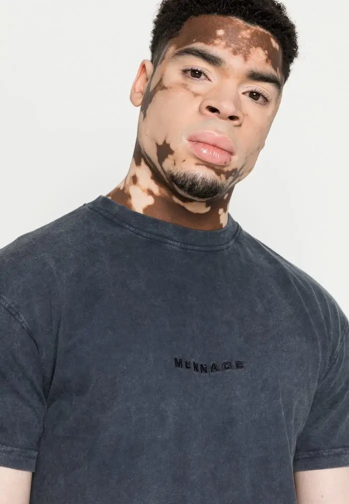 Mennace MENNACE UNISEX EMBROIDERED WASHED – Basic T-shirt – Blue
