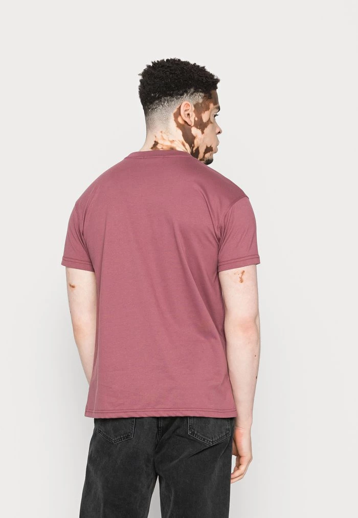 Mennace MENNACE UNISEX ESSENTIAL REGULAR – Basic T-shirt – Burgundy