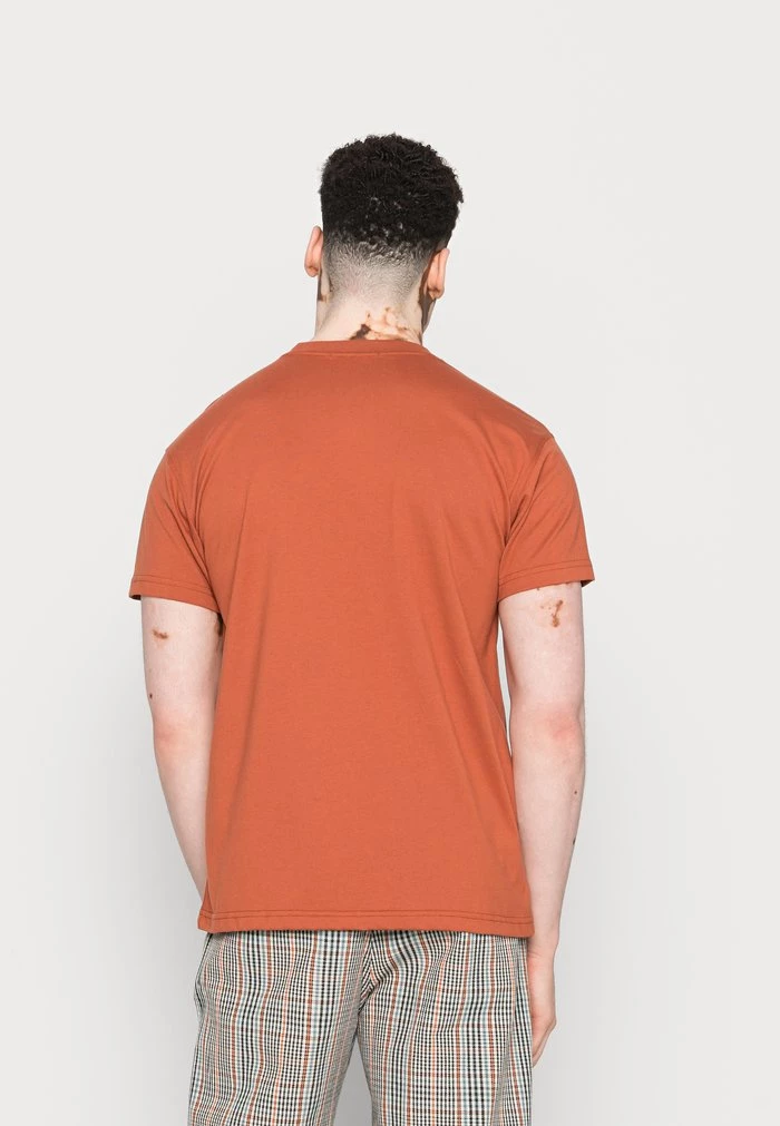 Mennace MENNACE UNISEX ESSENTIAL REGULAR – Basic T-shirt – Burnt Orange
