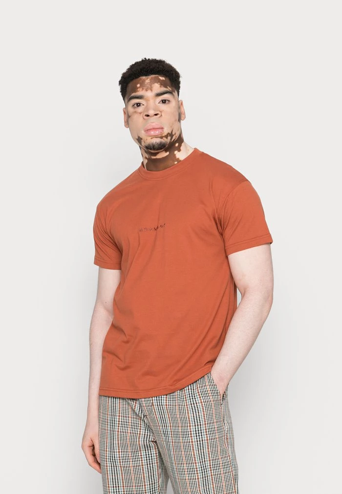 mennace MENNACE UNISEX ESSENTIAL REGULAR – Basic T-shirt – Burnt Orange