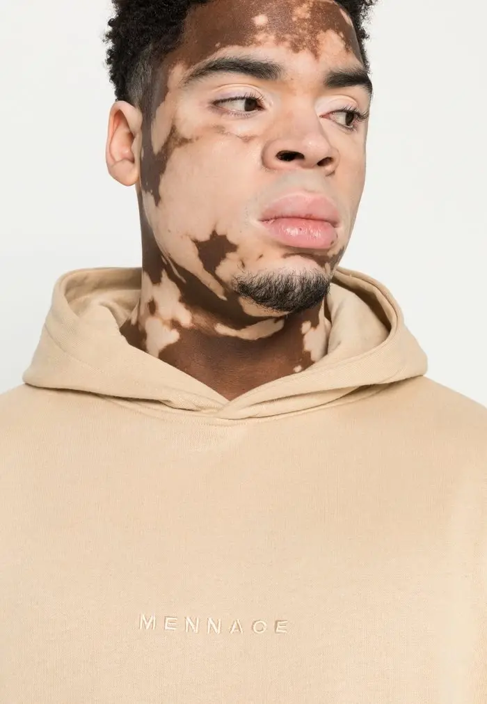 Mennace MENNACE UNISEX ESSENTIAL REGULAR HOODIE – Hoodie – Light Brown