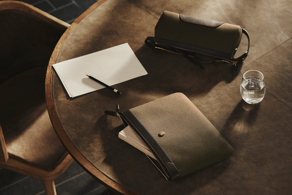 Mismo M/S Pouch Large Navy/Dark Brown