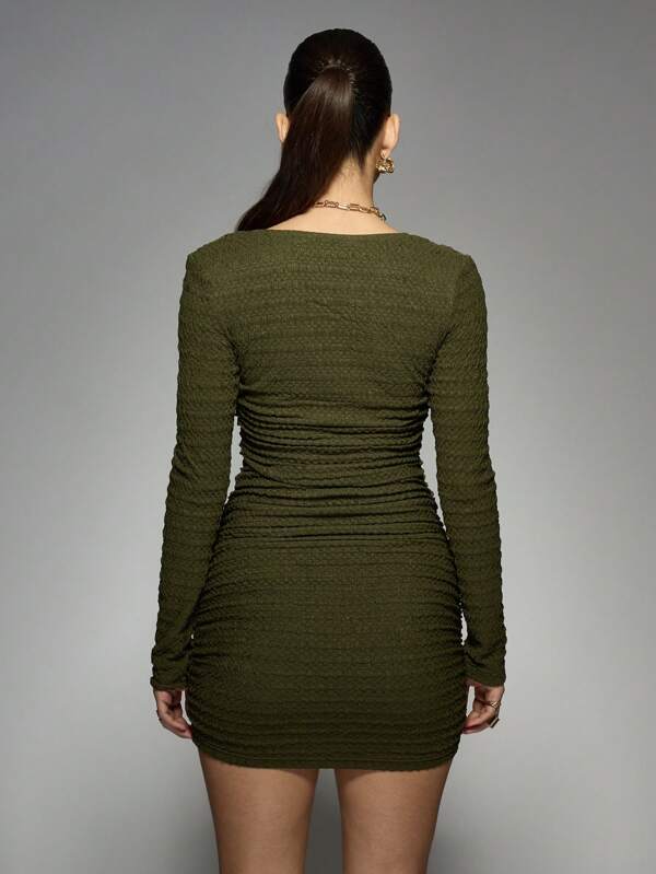 Missguided MISSGUIDED Elegant Ruched Mini Dress With Sweetheart Neckline Long Sleeves Perfect For St Patricks Day Celebrations Irish-Themed Party Evening Cocktail Special Occasion Bodycon Dress