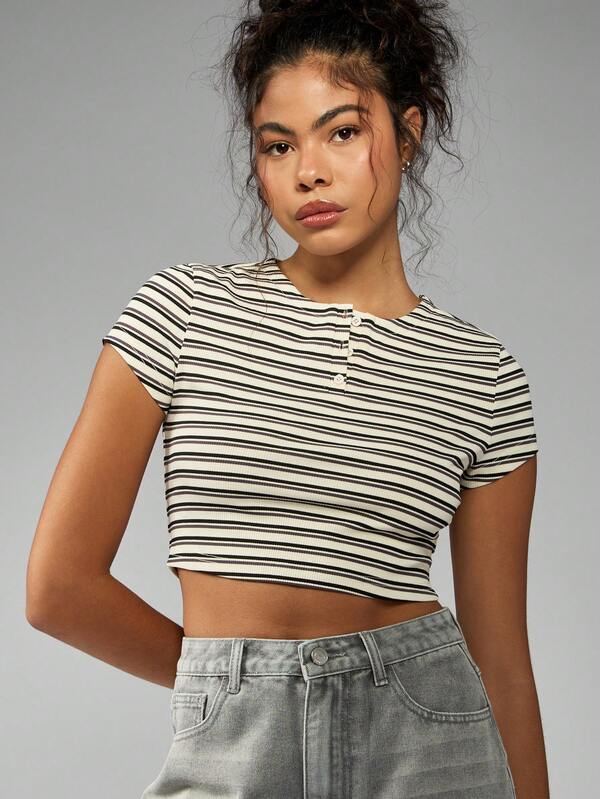 Missguided MISSGUIDED Fitted Ribbed Crop Button Neck Women's T-Shirt