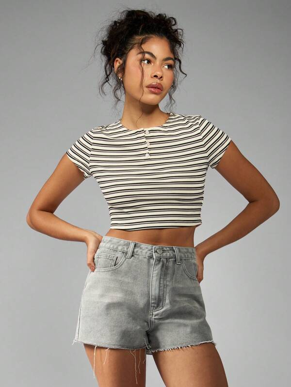 missguided MISSGUIDED Fitted Ribbed Crop Button Neck Women's T-Shirt