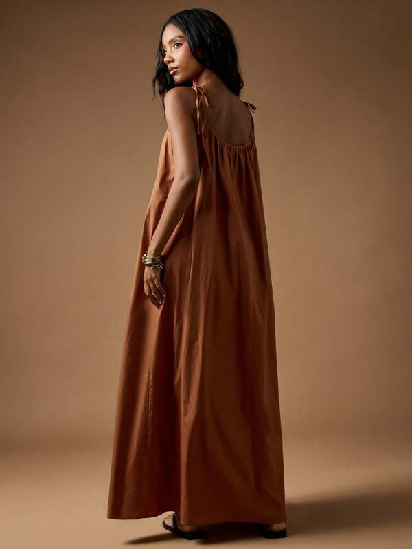 Missguided MISSGUIDED Flowing Empire Waist Maxi Dress With Gathered Neckline