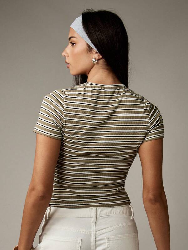 Missguided MISSGUIDED Form Fitting Ribbed Button Front Short Sleeve Basic Tee