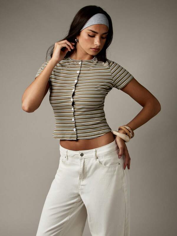 missguided MISSGUIDED Form Fitting Ribbed Button Front Short Sleeve Basic Tee