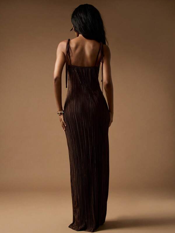 Missguided MISSGUIDED Pleated Satin Maxi Dress With Sweetheart Neckline And Cut Out