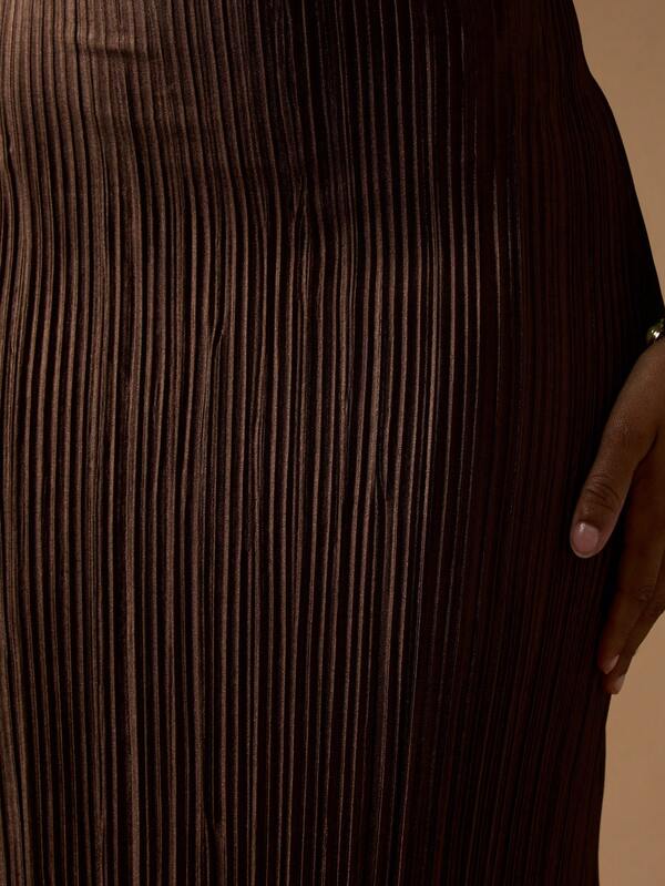 Missguided MISSGUIDED Pleated Satin Maxi Dress With Sweetheart Neckline And Cut Out