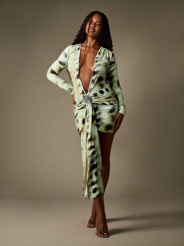 Missguided MISSGUIDED Plunge Neck Mini Dress With Ruched Details And Statement Brooch