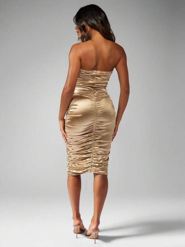 Missguided MISSGUIDED Ruched Body-Hugging Midi Dress With Plunging Neckline And Satin Finish