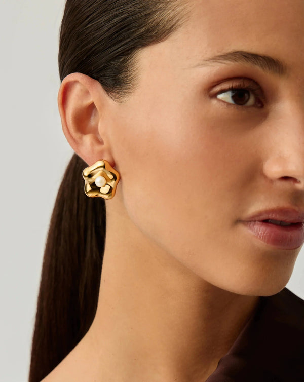 Missoma Eny Puffy Daisy Oversized Stud Earrings | Gold/Pearl