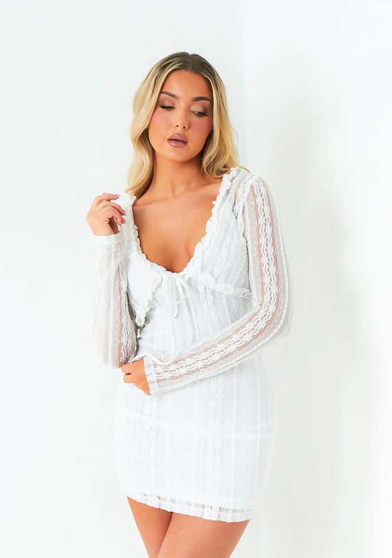 Missyempire Mia White Lace Long Sleeve Tie Shawl