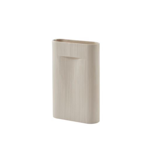 muuto Ridge Vase | A vase with a sculptural expression