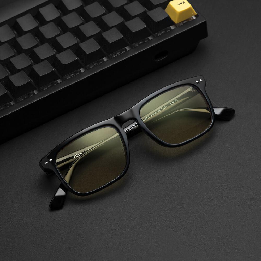 Mvmt Reveler Gold Shield Black