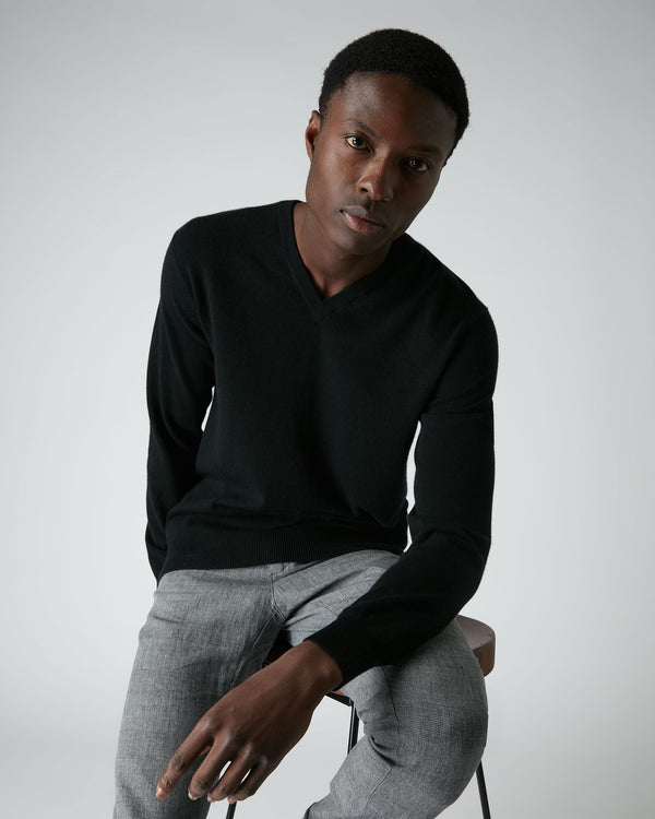n.peal Men's Burlington V Neck Cashmere Sweater In Black