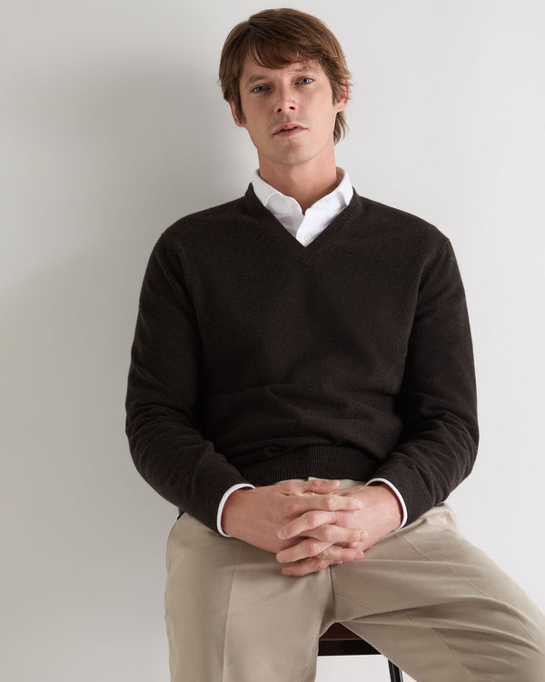 n.peal Men's Burlington V Neck Cashmere Sweater In Chocolate Brown