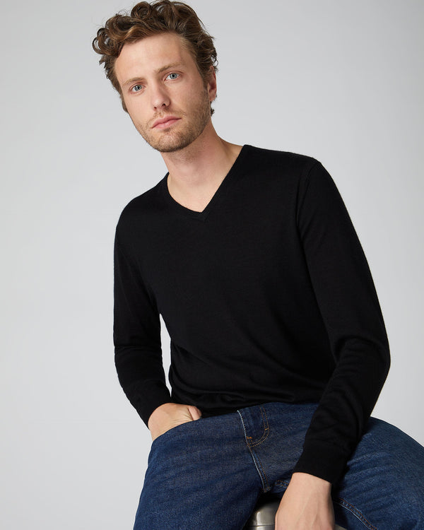 n.peal Men's Conduit Fine Gauge Cashmere V Neck Sweater In Black