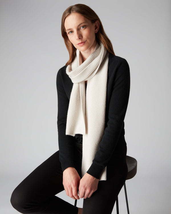 N.peal Unisex Ribbed Cashmere Scarf In Snow Grey