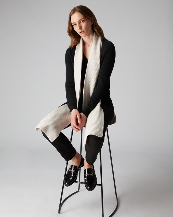 N.peal Unisex Ribbed Cashmere Scarf In Snow Grey