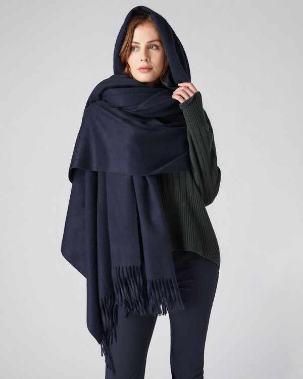 N.peal Unisex Woven Cashmere Blanket In Navy Blue