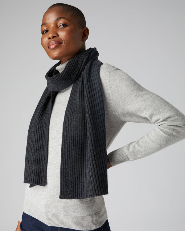 N.peal Unisex Short Ribbed Cashmere Scarf In Dark Charcoal Grey